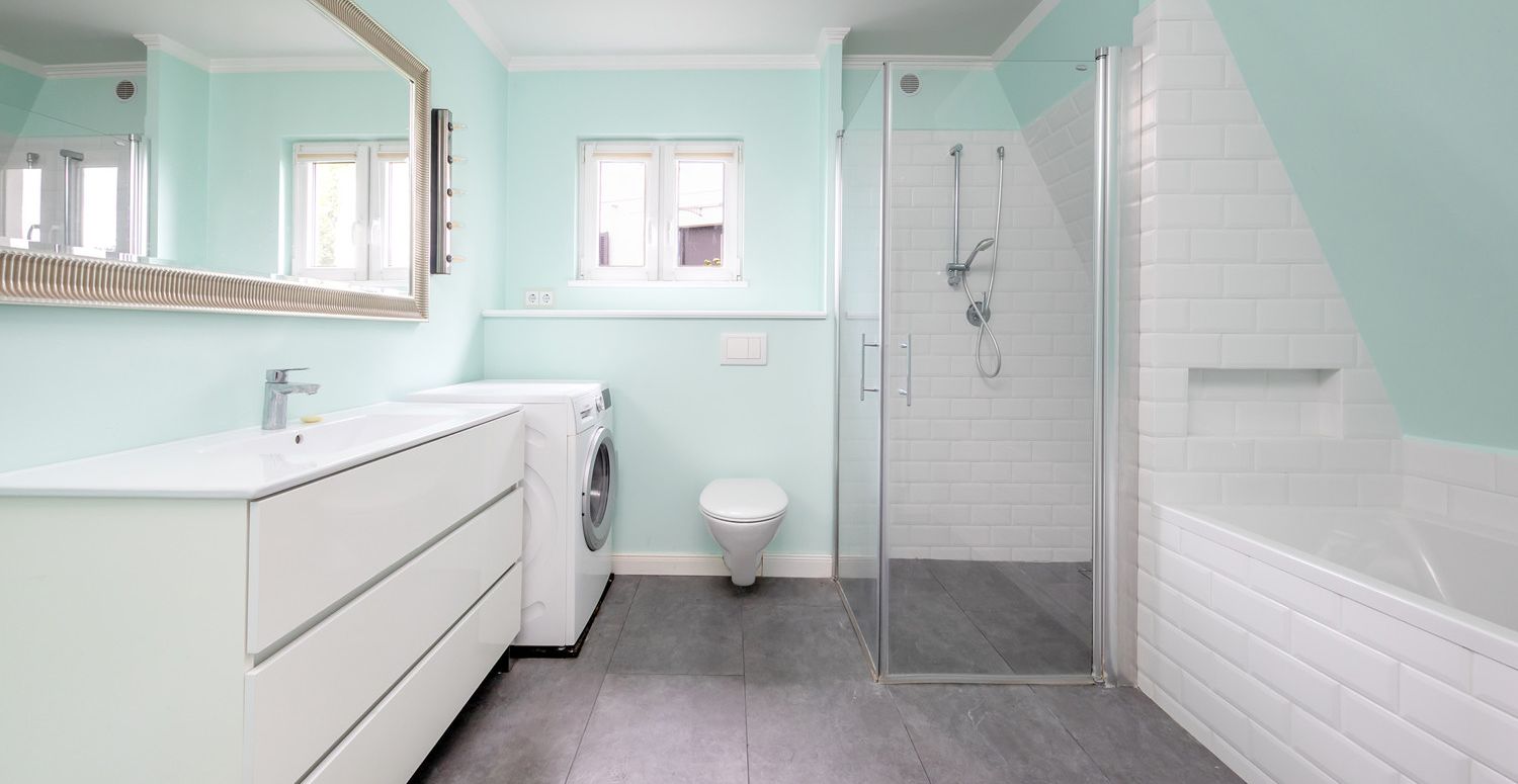 Tageslichtbad mit Dusche und Wanne