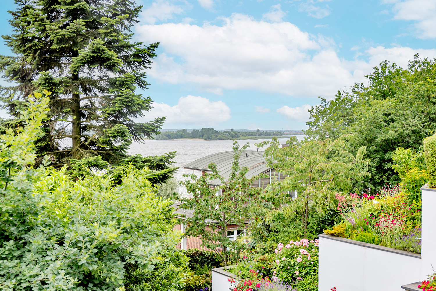 Großer Sonnenbalkon mit kleinem Elbblick