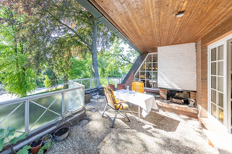 Ca. 28 m² große Dachterrasse mit Außenkamin
