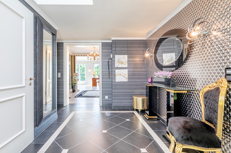 Entrée mit Blick in die größere Wohnung