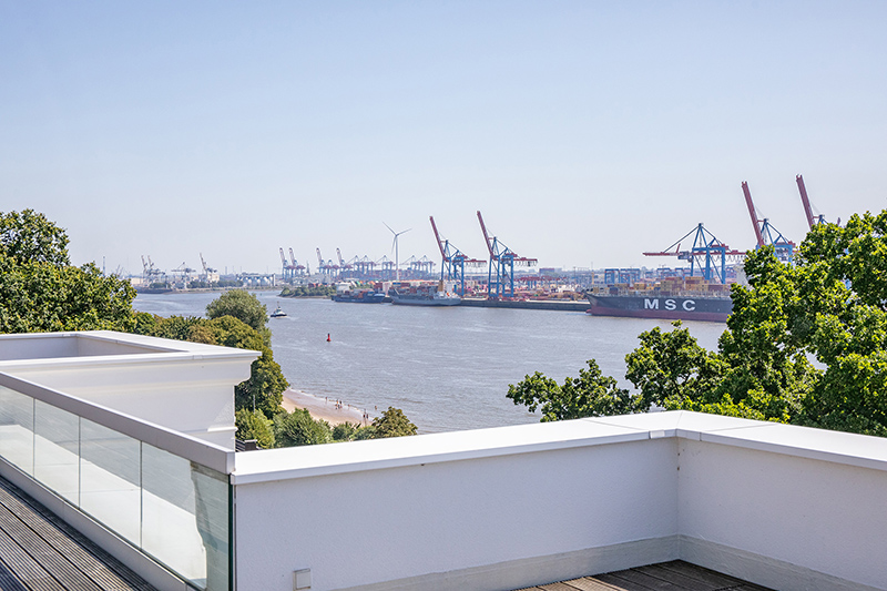 ... mit atemberaubenden Blicken auf die Elbe