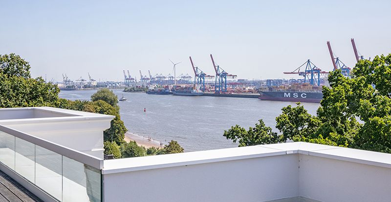... mit atemberaubenden Blicken auf die Elbe