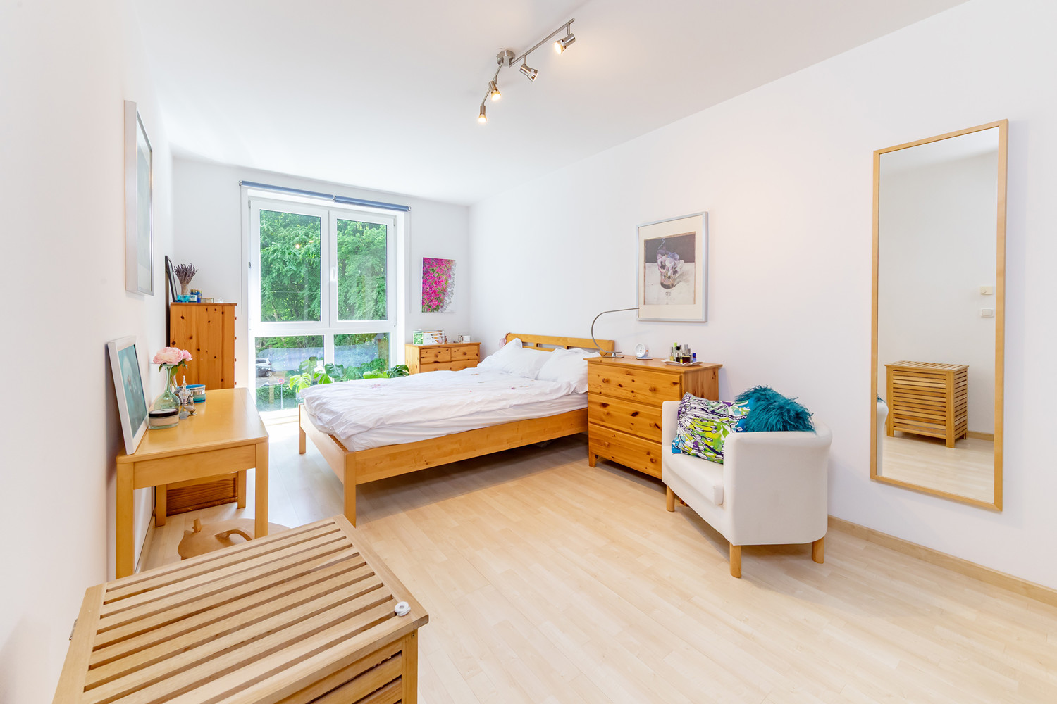 Großzügiges Schlafzimmer