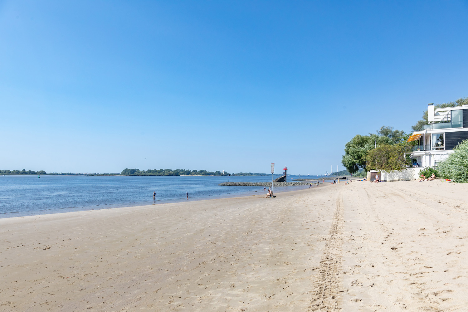 Der Elbstrand ist nur 100 Meter vom Haus entfernt