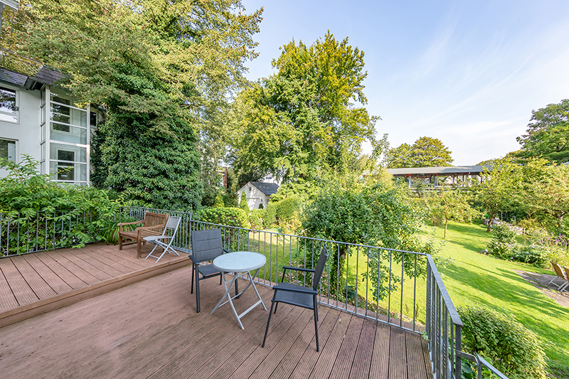 Die Terrasse bietet einen herrlichen Blick in den Garten