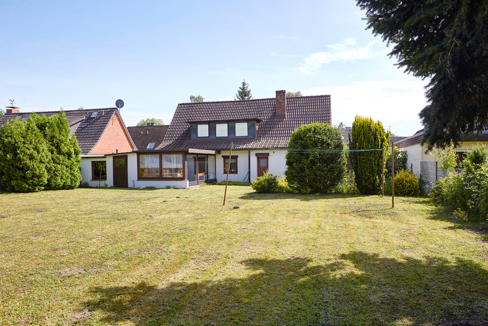 Blick vom Garten auf das Haus