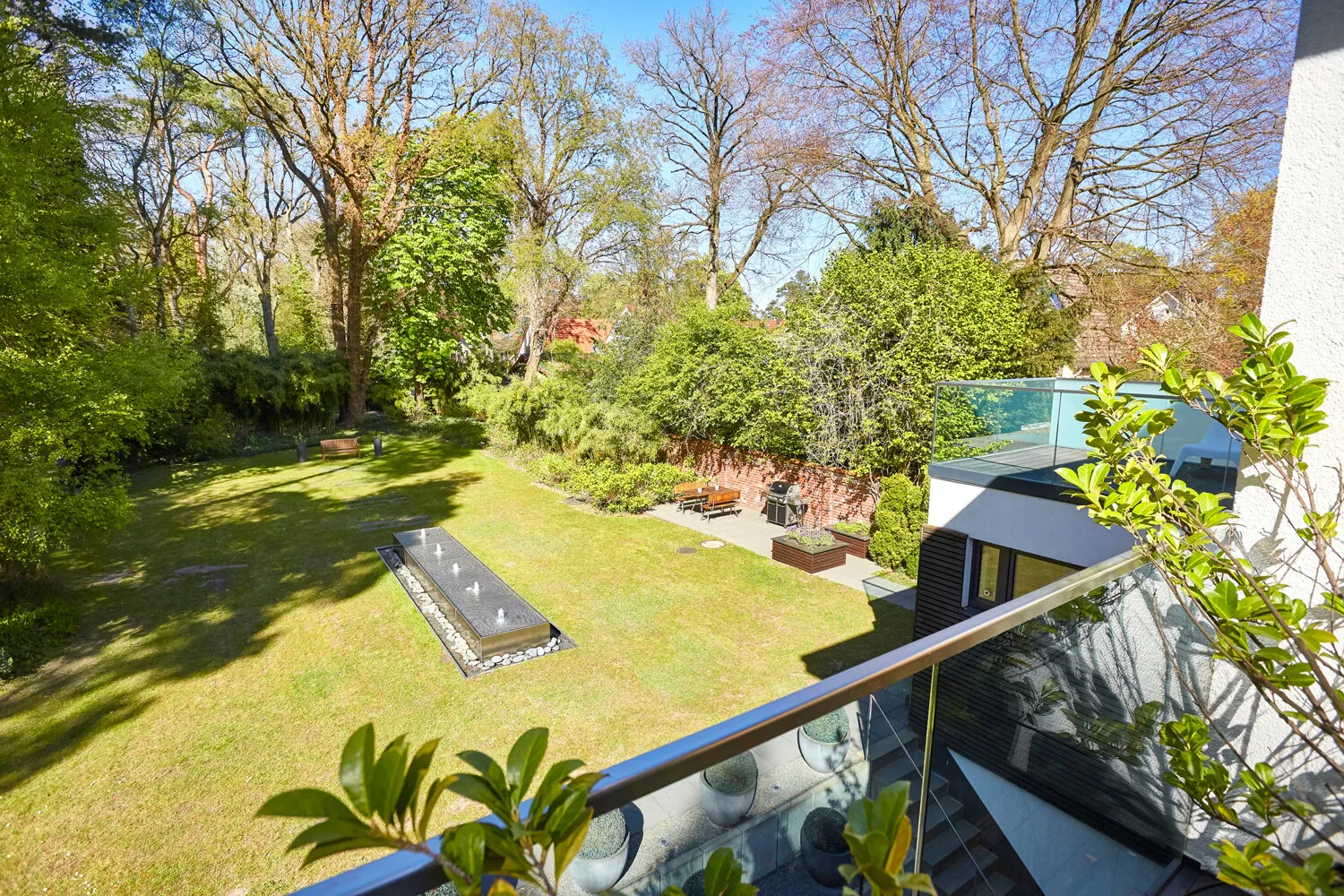 Blick vom Balkon in den weitläufigen Garten