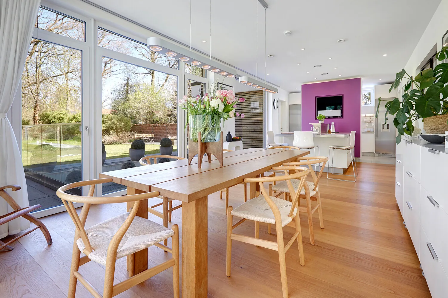 Offene Küche mit Essbereich und Zugang zur Terrasse
