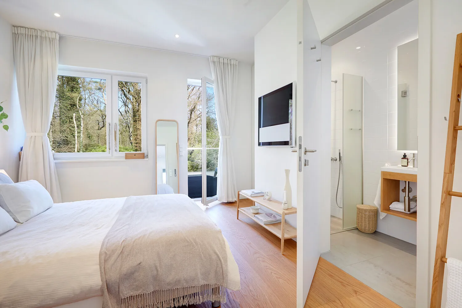 Gästezimmer mit Bad en suite und Balkon