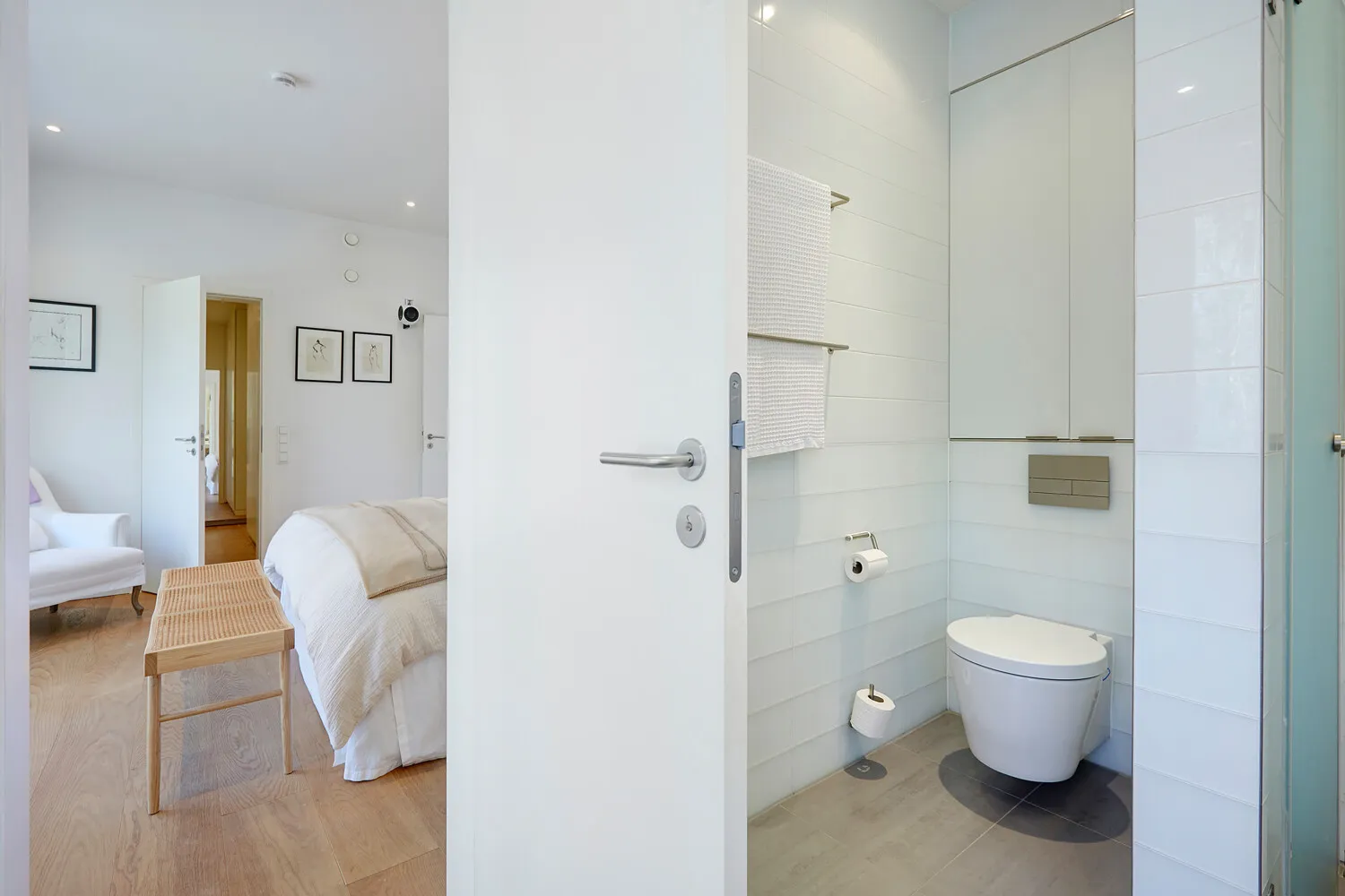 Blick vom großen Badezimmer ...