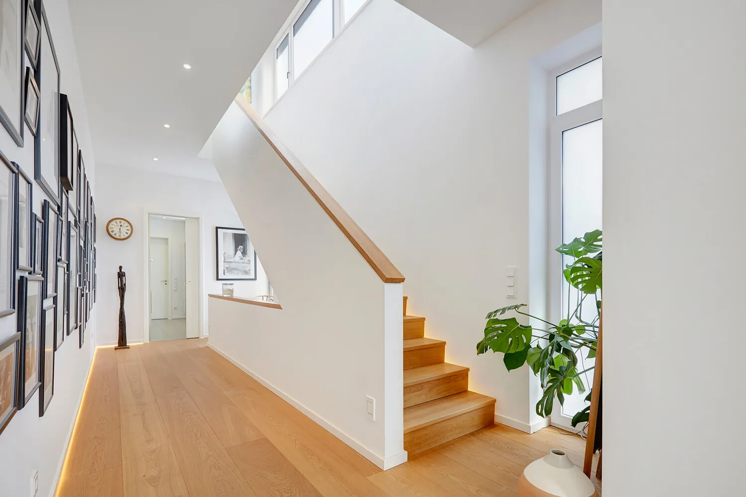 Beleuchtete Treppe ins Obergeschoss