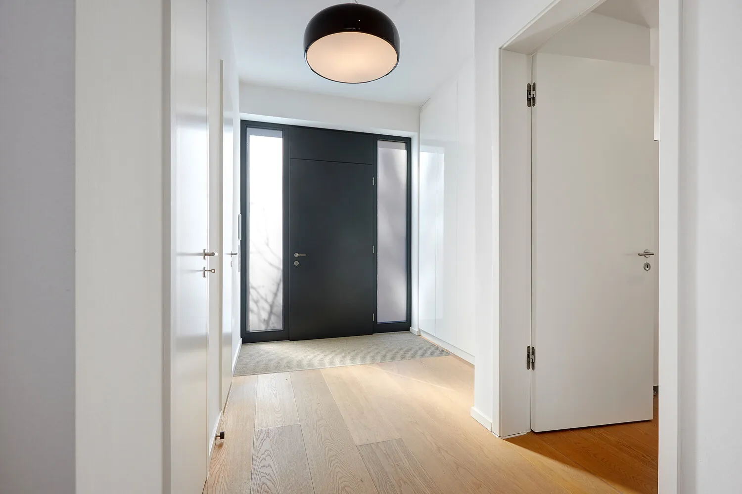 Eingang mit Gäste-WC und "versteckter" Garderobe