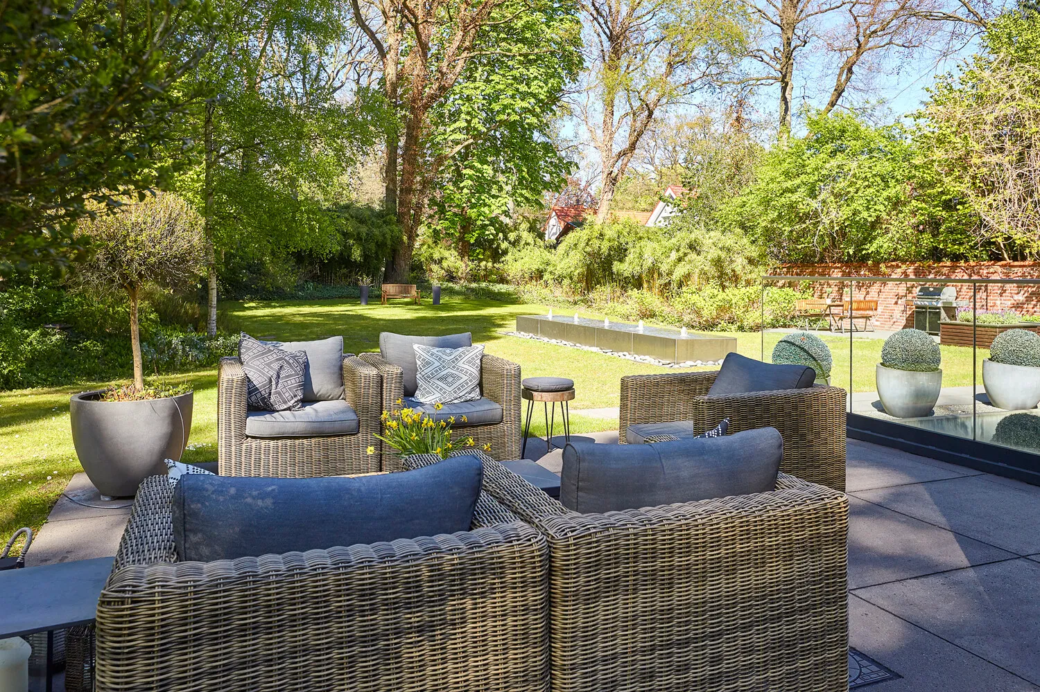 Terrasse vorm Essbereich mit Blick in den Garten