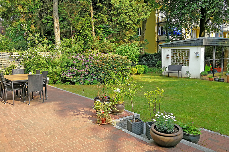 Blick von der Erdgeschossterrasse in den Garten