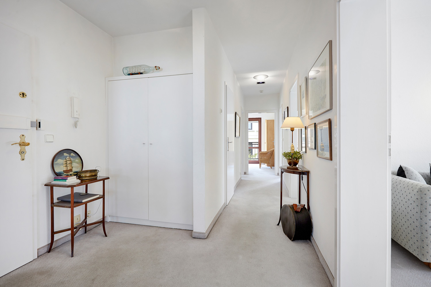 Einladende Diele mit Garderobe