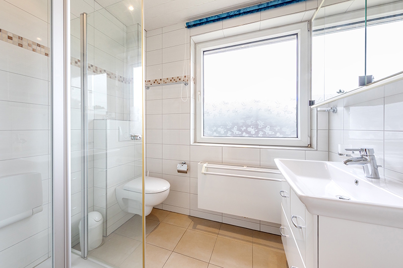 Barrierefreies, neues Badezimmer