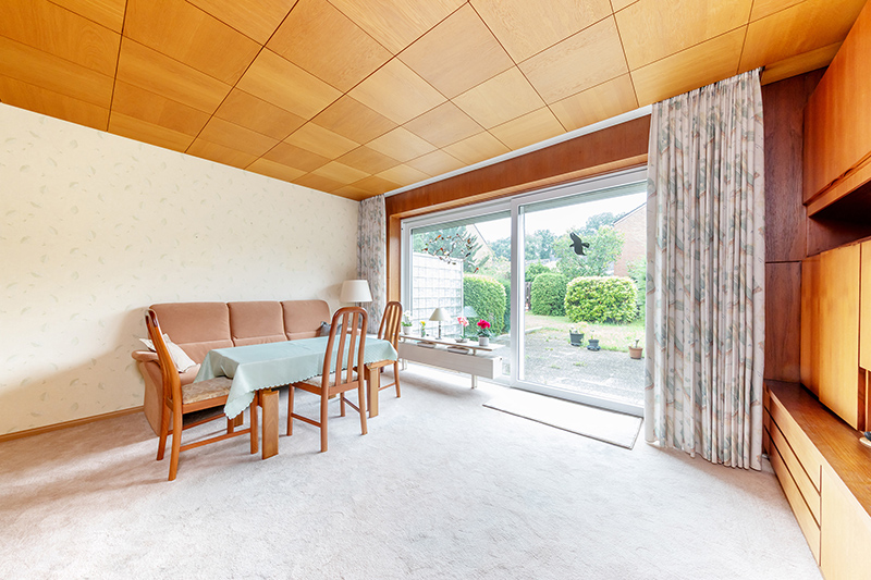 Wohn- und Esszimmer mit Zugang zur Westterrasse und zum Garten