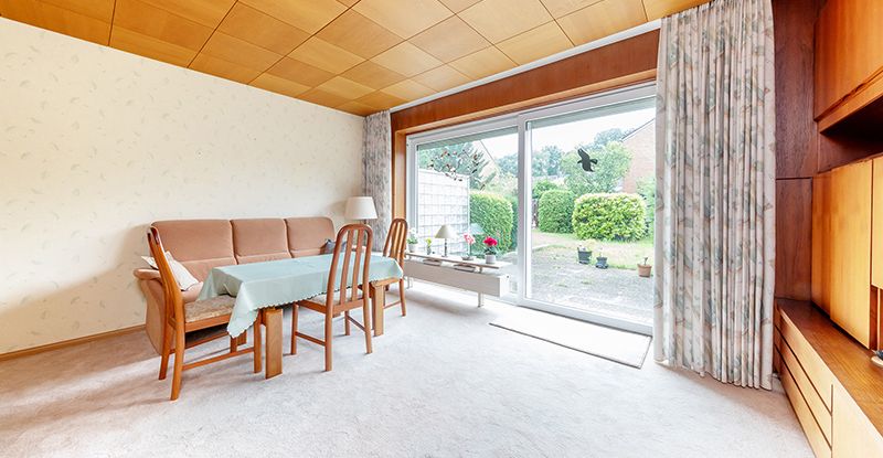 Wohn- und Esszimmer mit Zugang zur Westterrasse und zum Garten