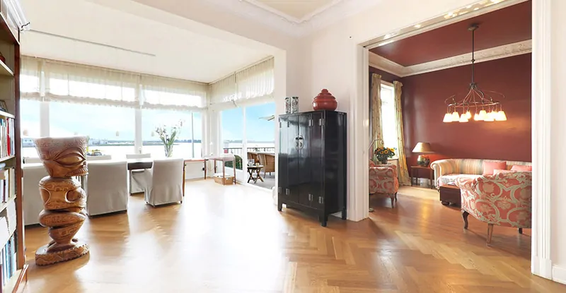 Durchgang zum Wohnzimmer mit stilechter Schiebetür