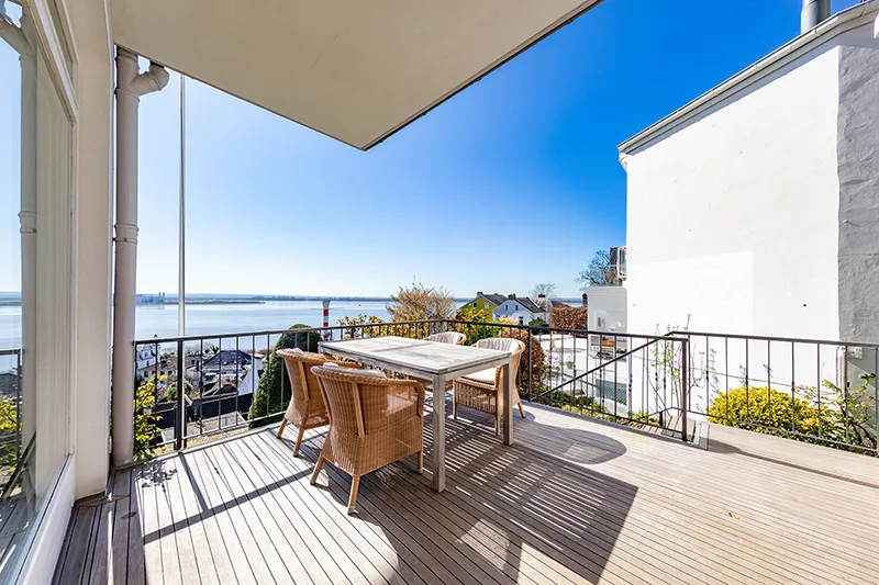 Südwest-Terrassendeck mit Zugang zum Garten