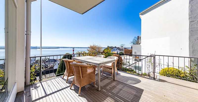 Südwest-Terrassendeck mit Zugang zum Garten