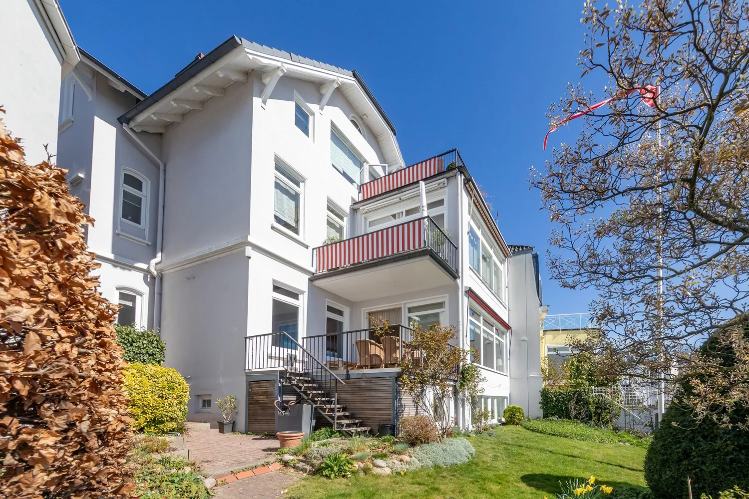 Gartenansicht der Mehrfamilien-Villa