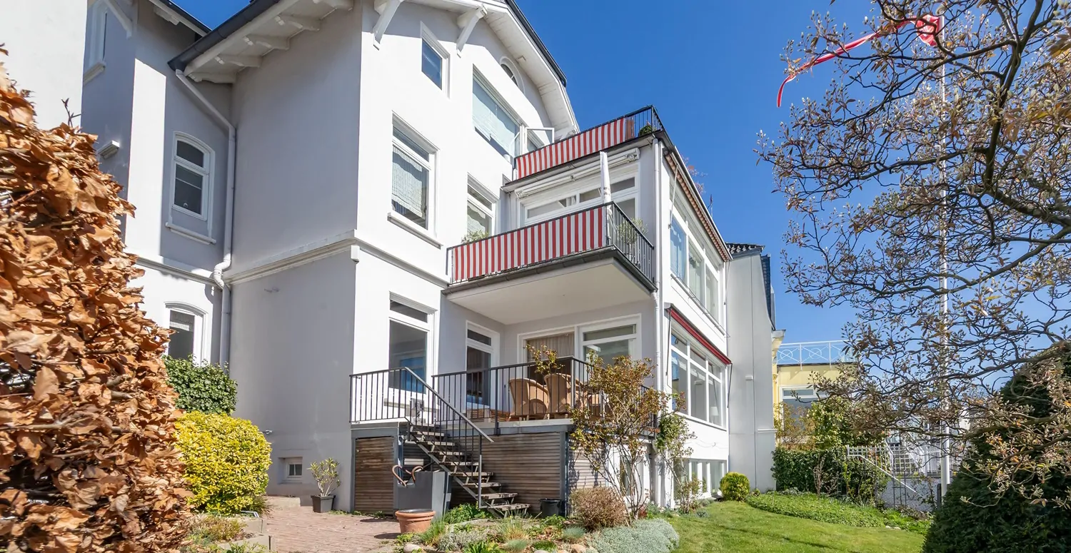 Gartenansicht der Mehrfamilien-Villa