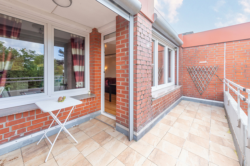 Der Balkon ist mit einer elektrischen Markise und elektrischen Rollläden versehen