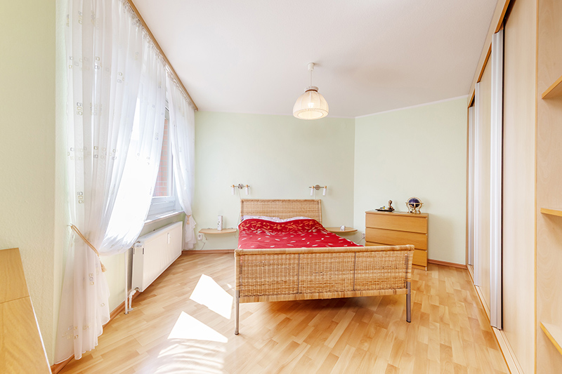 Der große Einbauschrank im Schlazimmer bietet genügt Platz Kleidung & Co.