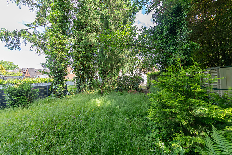 Charmanter Altbau auf großem Westgrundstück – Sanierung oder Neubau möglich