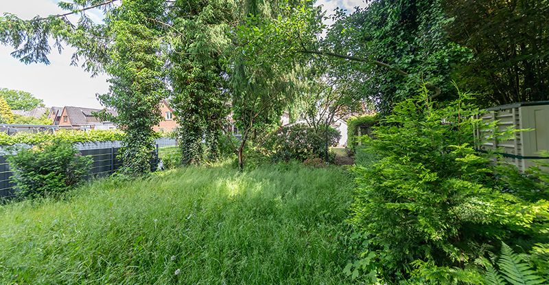 Charmanter Altbau auf großem Westgrundstück – Sanierung oder Neubau möglich