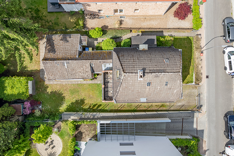 Charmanter Altbau auf großem Westgrundstück – Sanierung oder Neubau möglich