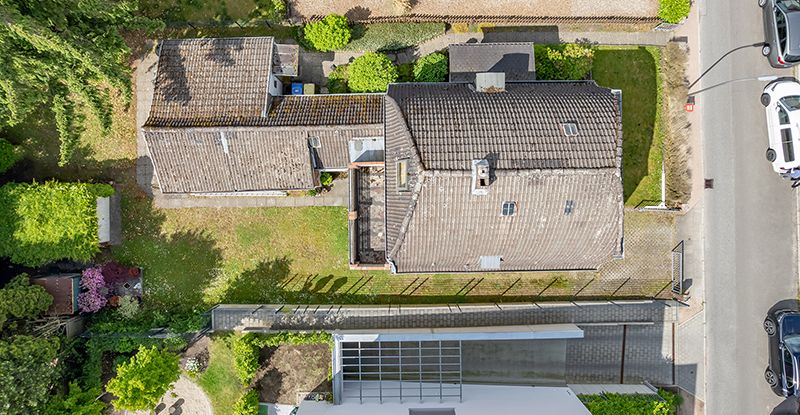 Charmanter Altbau auf großem Westgrundstück – Sanierung oder Neubau möglich