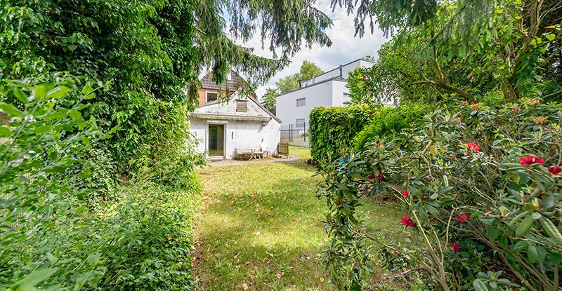 Charmanter Altbau auf großem Westgrundstück – Sanierung oder Neubau möglich