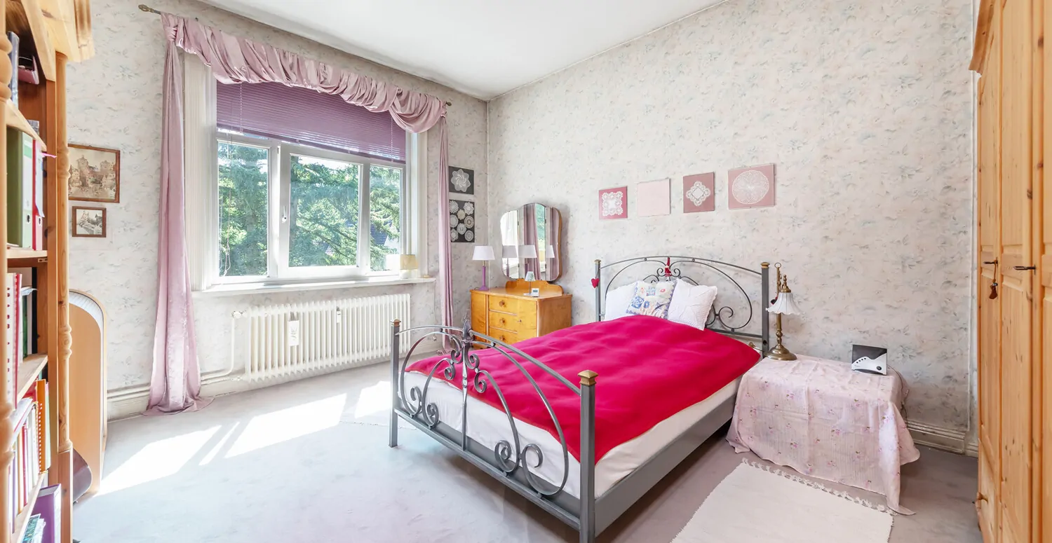 Schlafzimmer mit Blick ins Grüne