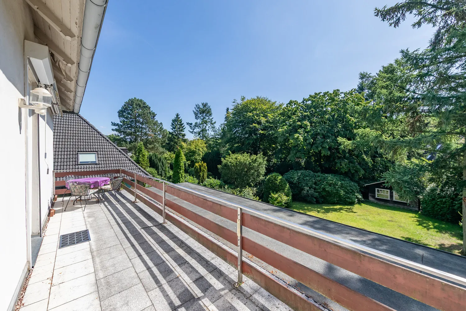 Zugang zum sonnigen Balkon mit Blick in den Garten