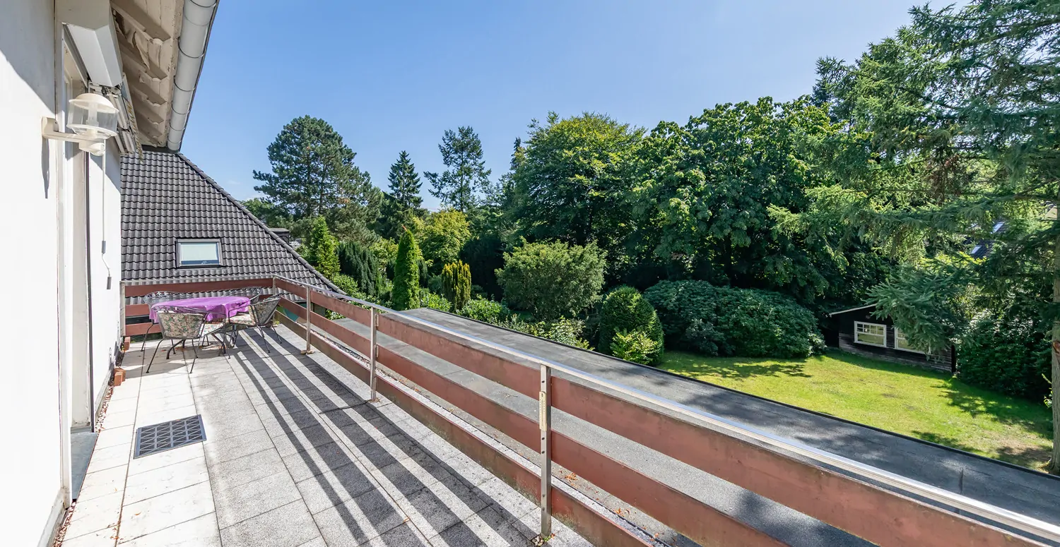 Zugang zum sonnigen Balkon mit Blick in den Garten