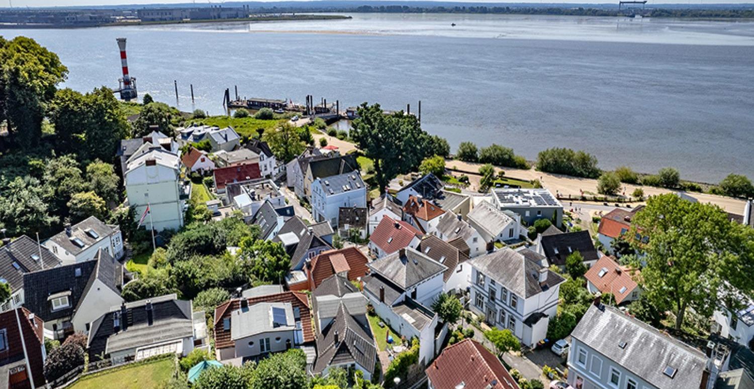 Blick über das Treppenviertel zur Elbe