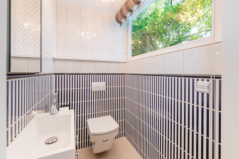Guest toilet on the mezzanine floor