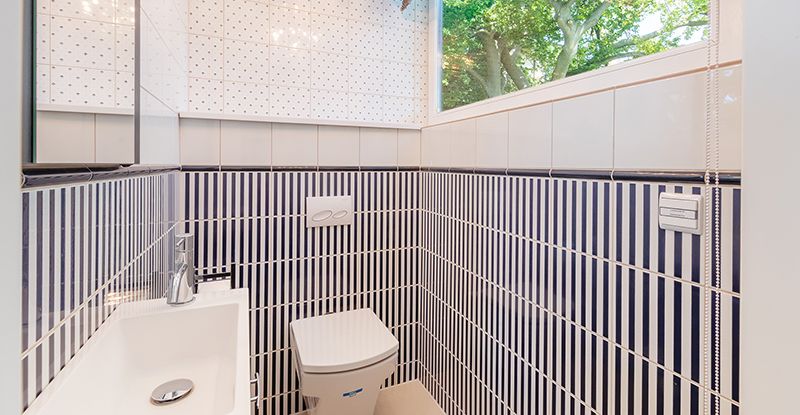 Guest toilet on the mezzanine floor