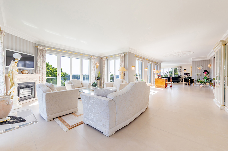 Living area (approx. 136 m²) ...