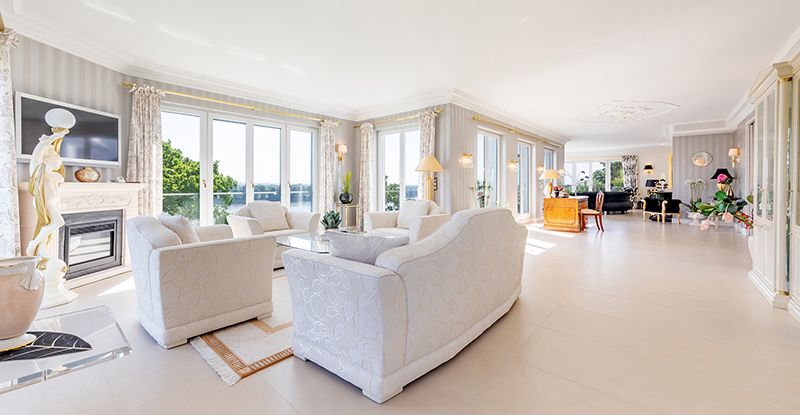 Living area (approx. 136 m²) ...