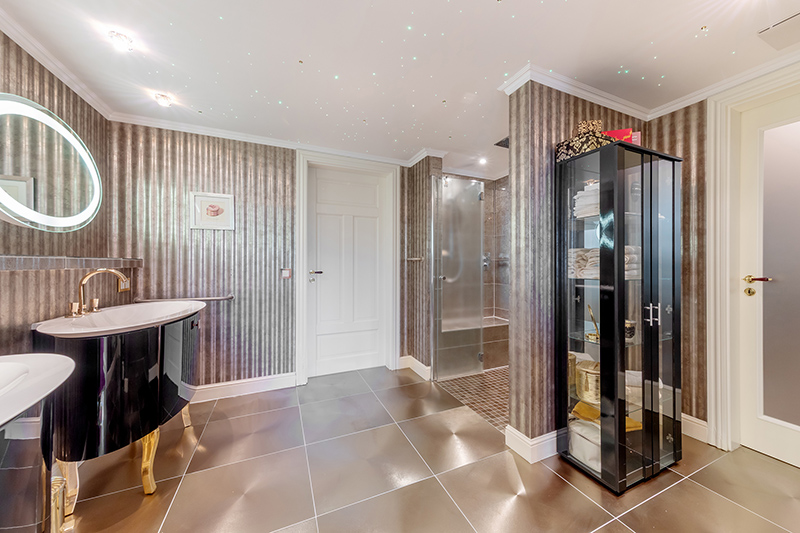 ... en suite bathroom ...
