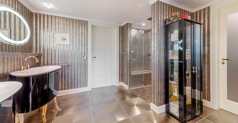 ... en suite bathroom ...