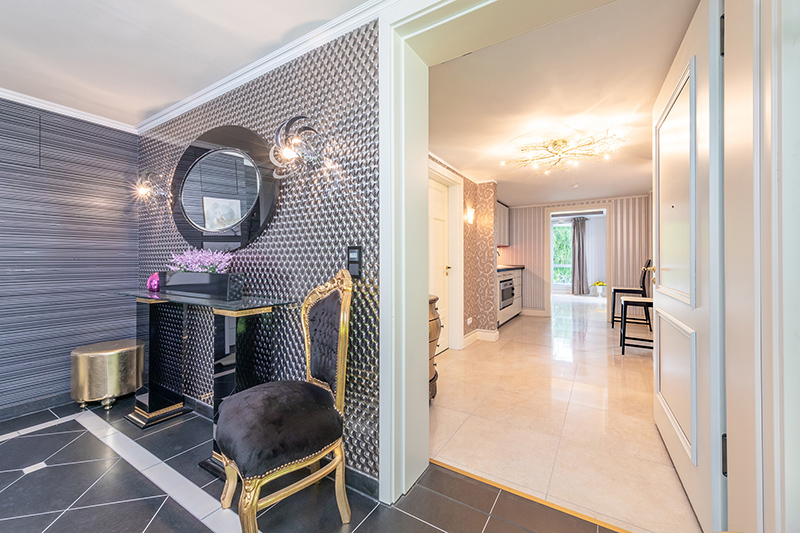 Entrance hall with view into the smaller apartment