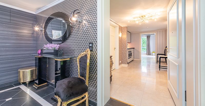Entrance hall with view into the smaller apartment