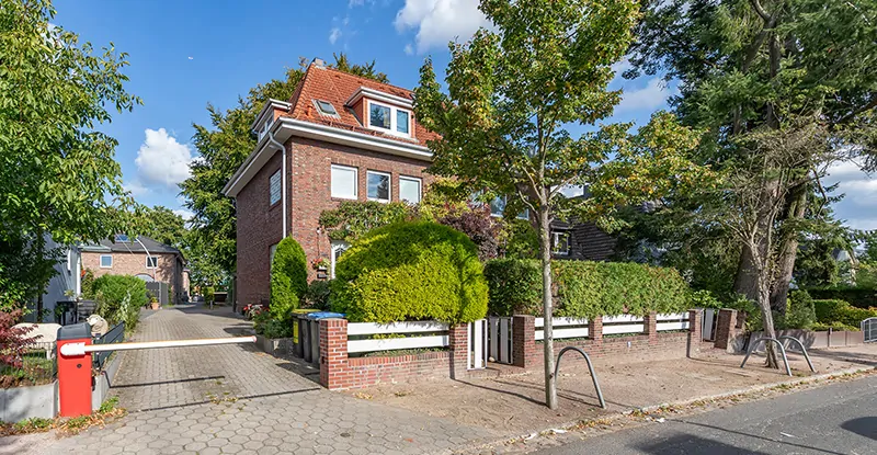 Die Schranke schützt vor "Wildparkern"