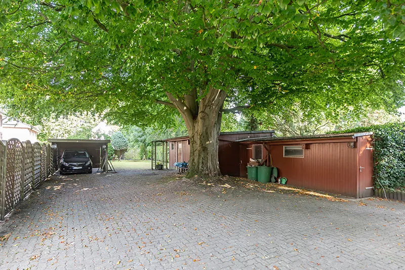 Große Hoffläche mit Carport und Werkstatt