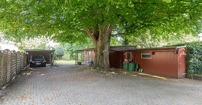 Große Hoffläche mit Carport und Werkstatt