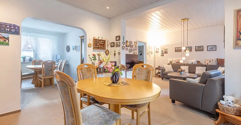 Wohnzimmer, von dem das Schlafzimmer abgeht